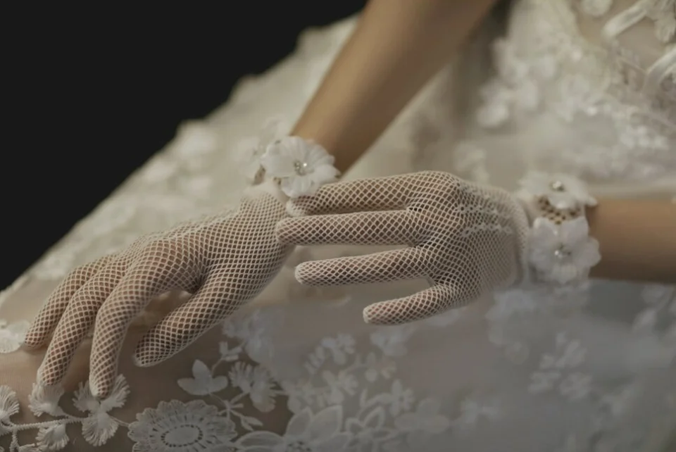 Gants de mariée en maille ivoire avec fleurs
