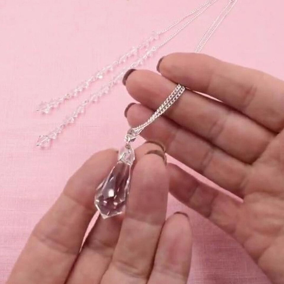 Collier de dos mariage avec perles transparentes Collier de dos mariage avec perles transparentes