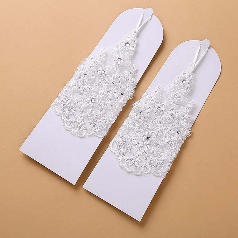 Mitaines de mariage en dentelle blanche Mitaines de mariage en dentelle blanche