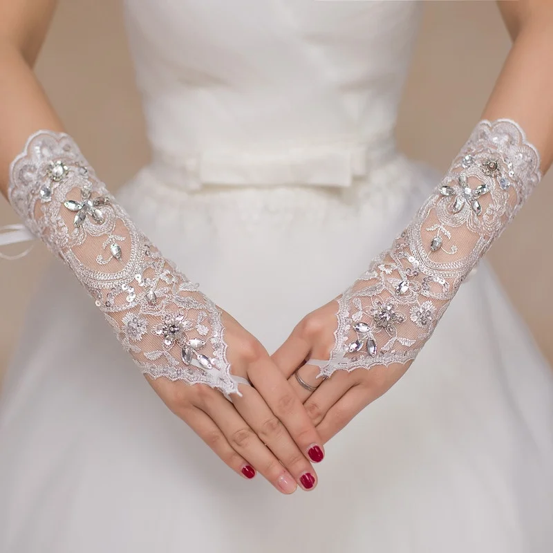 Mitaines de mariage en dentelle blanche Mitaines de mariage en dentelle blanche