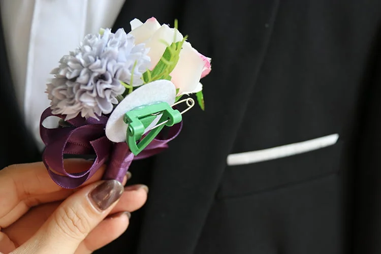 Boutonnière mariage à fleurs violettes Boutonnière mariage à fleurs violettes