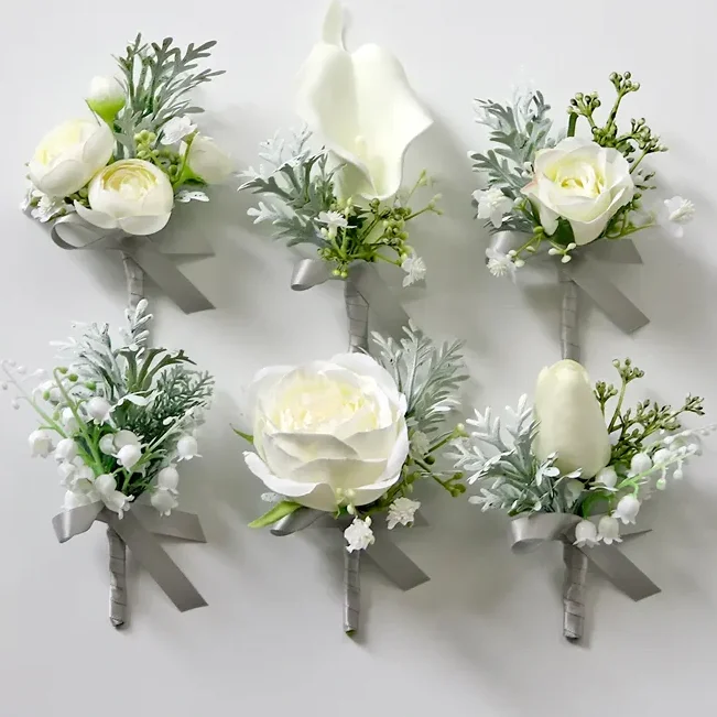 Boutonnière mariage gris à fleurs blanches